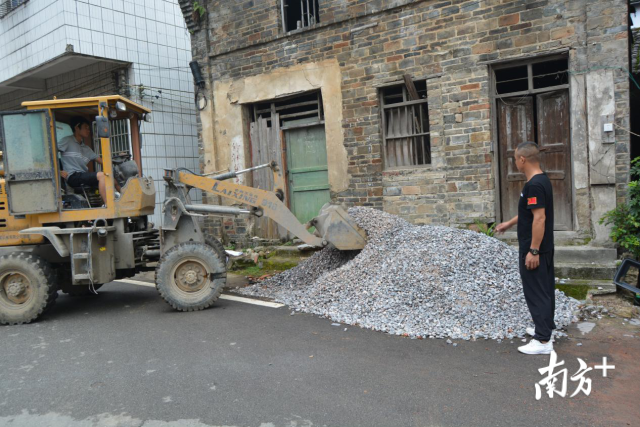 清理亂堆亂放，改善村居環(huán)境。