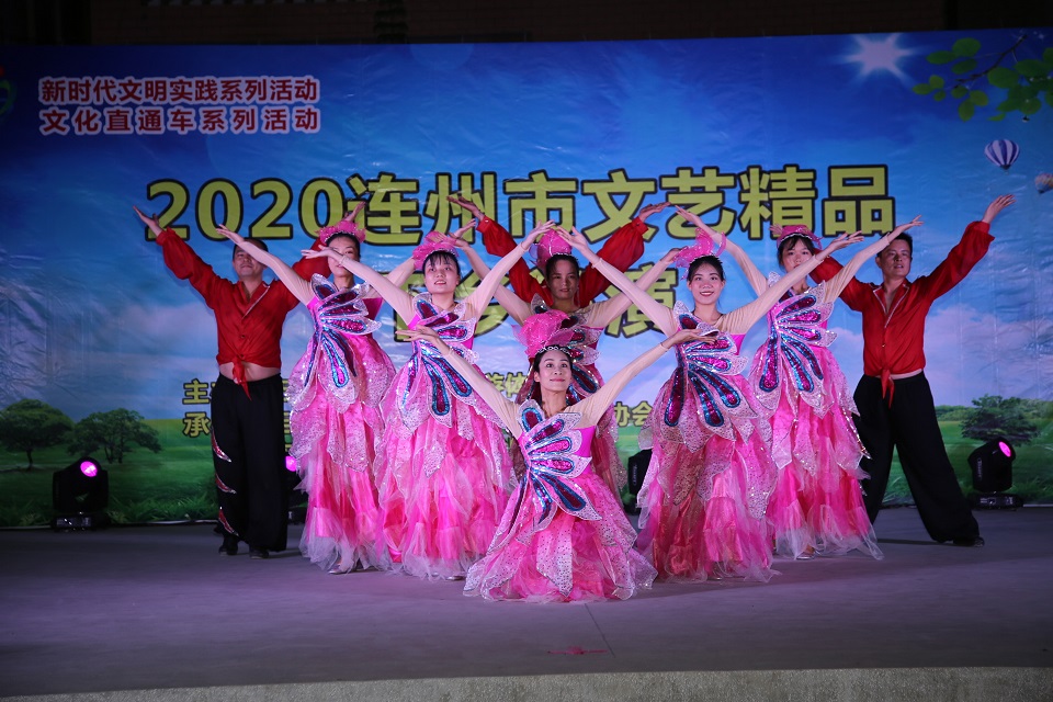 活動時間:2020年8月6-20日 活動地點:連州市十二鎮(zhèn)鄉(xiāng)文化廣場 服務單位:連州市文化館志愿服務隊 服務對象:連州市各鎮(zhèn)鄉(xiāng)群眾 服務內(nèi)容:連州市2020年文藝精品送戲下鄉(xiāng)演出 活動名稱: 連州市新時代文明實踐系列活動—2020連州市文藝精品巡演 (7).JPG