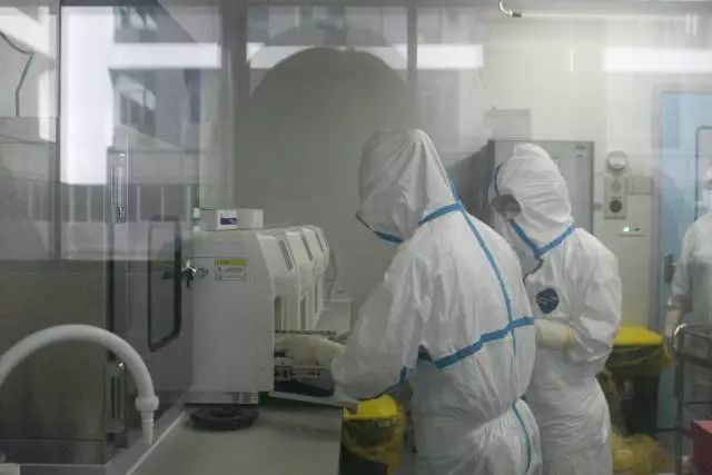 檢驗(yàn)人員在實(shí)驗(yàn)室內(nèi)工作