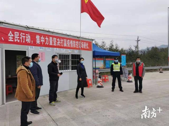 譚麗在西岸指導(dǎo)疫情防控宣傳工作。