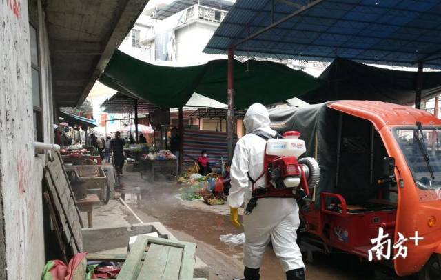 對大路邊鎮(zhèn)農(nóng)貿(mào)市場進行消毒。
