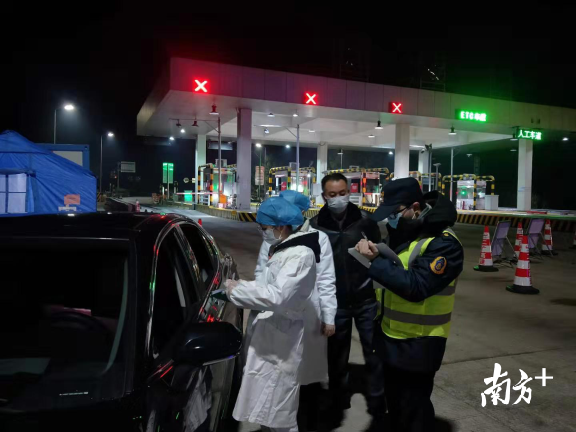 醫(yī)務(wù)、交警等人員在防控點(diǎn)24小時(shí)值守。