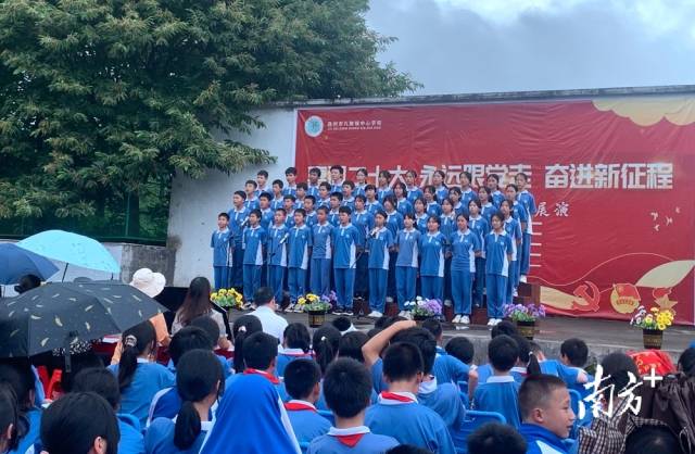 九陂鎮(zhèn)中心學(xué)校開展藝術(shù)展演活動(dòng)。