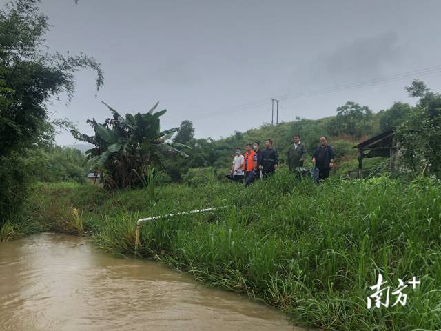 連州市委常委、政法委書記、九陂鎮(zhèn)黨委書記、總河長綦鴻偉與鎮(zhèn)村兩級河長進行巡河排查。