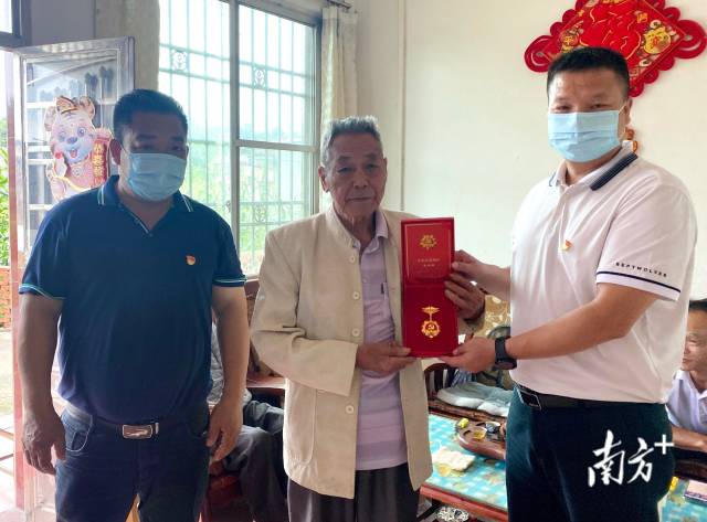 走訪(fǎng)慰問(wèn)老黨員，并送上“光榮在黨50年”紀(jì)念章。