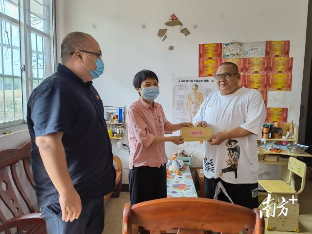 李成娟走訪慰問(wèn)老黨員。