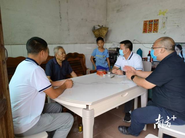 綦鴻偉走訪慰問(wèn)老黨員。