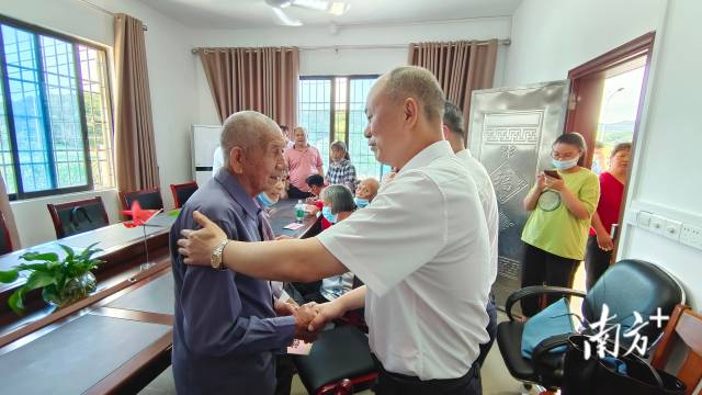 慰問(wèn)老黨員。