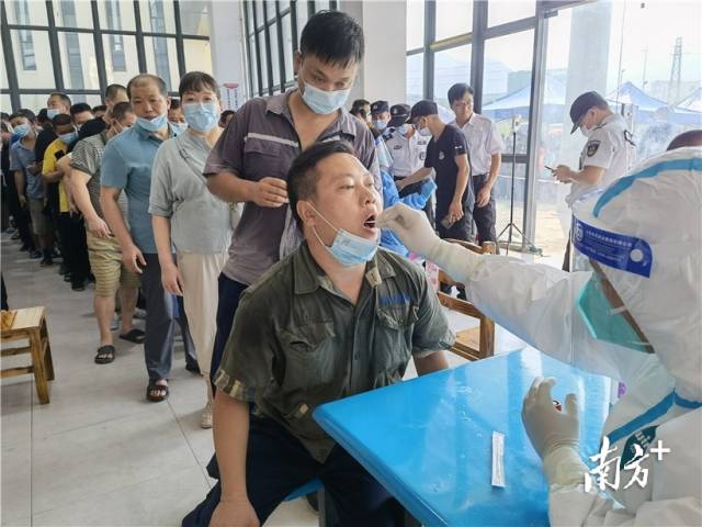 群眾有序排隊(duì)開展核酸檢測(cè)。