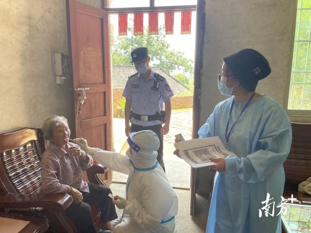 入戶開展核酸檢測(cè)，確保全員核酸檢測(cè)應(yīng)檢盡檢、不漏一人。