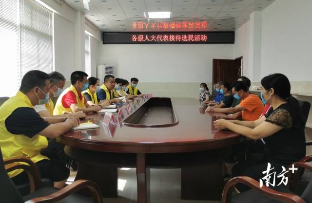 九陂鎮(zhèn)組織各級人大代表開展統(tǒng)一接待選民日活動。