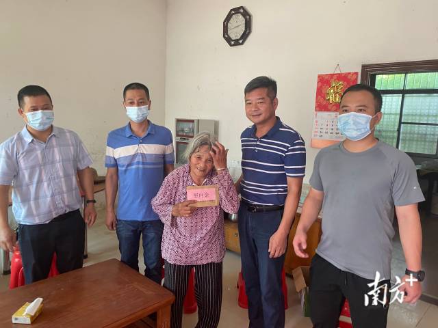 慰問現(xiàn)役軍人李遠(yuǎn)輝家屬。