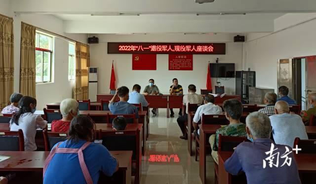 召開村級退役軍人、現(xiàn)役軍人座談會(huì)。