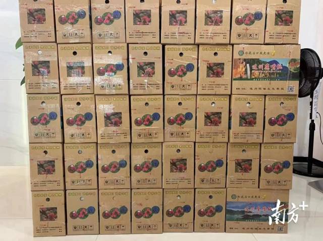 裝箱打包好等待發(fā)貨的水果。