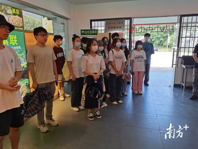 大學(xué)生們實(shí)地參觀了解家鄉(xiāng)經(jīng)濟(jì)發(fā)展。