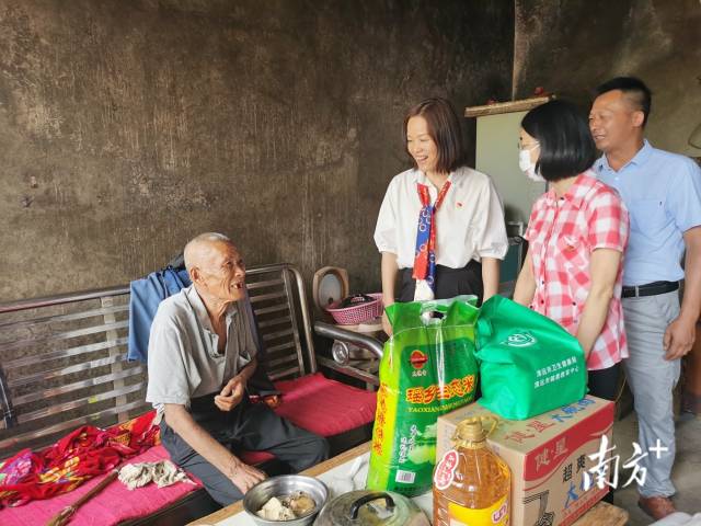 走訪慰問(wèn)。