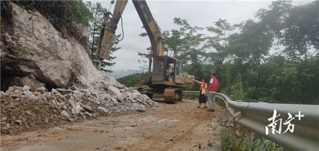 施工隊(duì)正在清理攔路巨石。