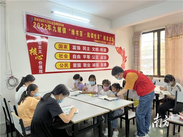 共讀一本好書。