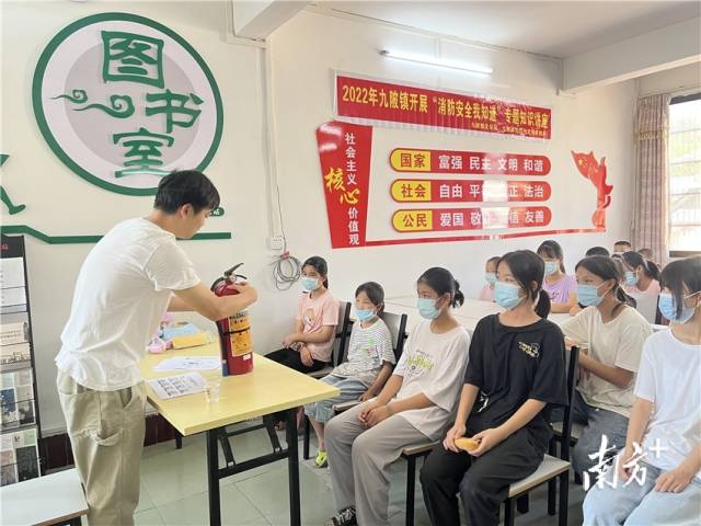 開展安全教育講座。 