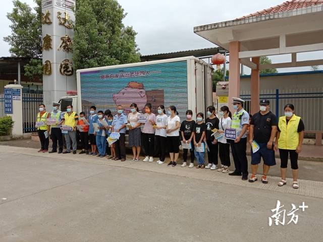 聯(lián)一村人大代表和交警聯(lián)合開展交通安全宣傳活動(dòng)現(xiàn)場(chǎng)。