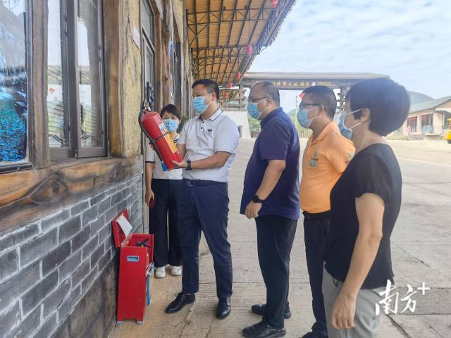 檢查應(yīng)急裝備配備。