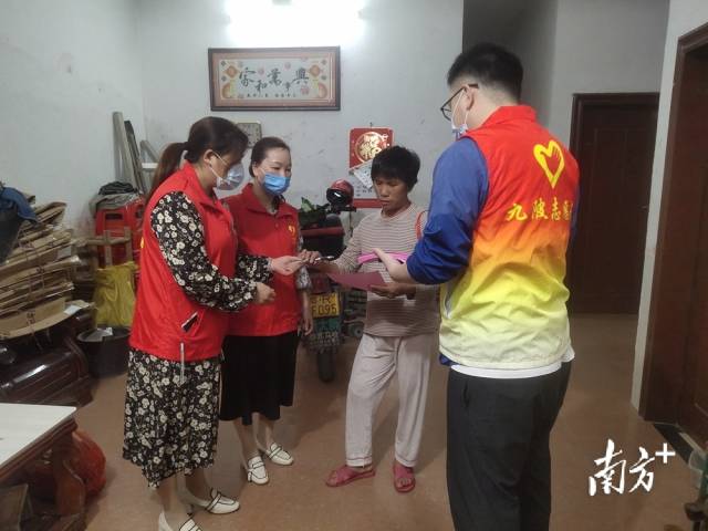 進(jìn)村入戶開展森林防滅火宣傳。