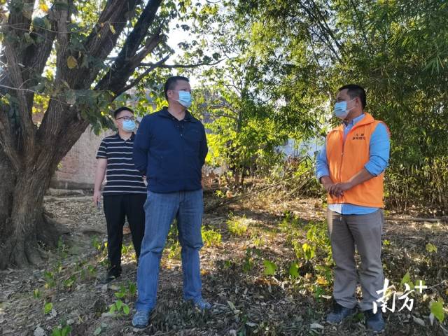綦鴻偉到雙塘村實(shí)地督查森林防火工作。