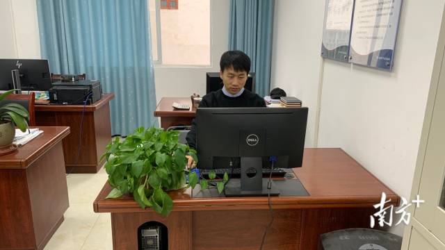 工作中的曹松根。