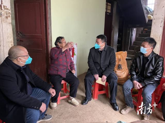 慰問老黨員。