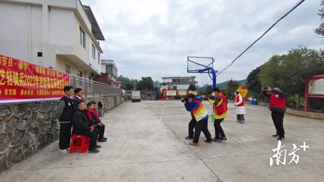 為村民免費(fèi)拍攝全家福。