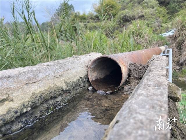 連接兩岸的跨河水渠。