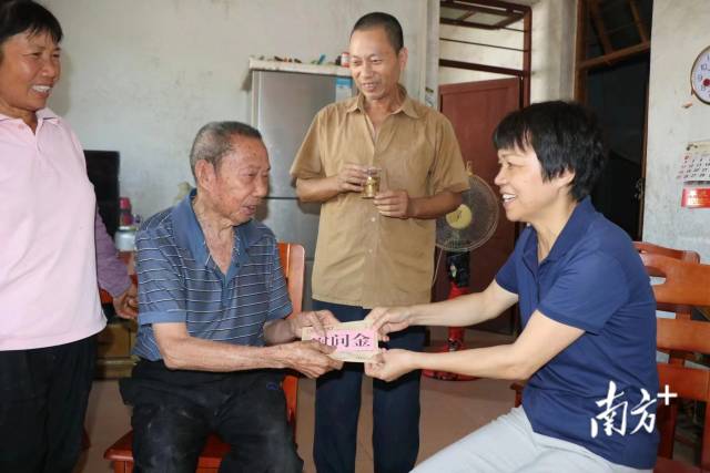 走訪慰問老黨員張臺(tái)。