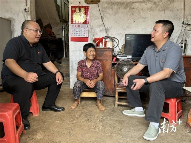 走訪慰問老黨員駱有妹。