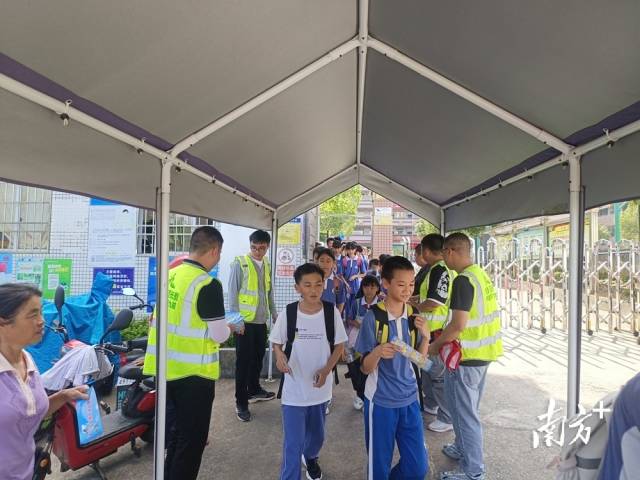 給同學(xué)們派發(fā)防溺水宣傳頁。