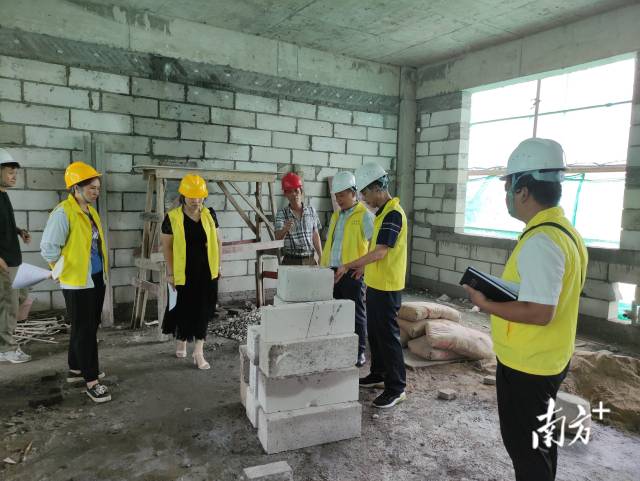 實地查看新建教學(xué)樓施工情況。