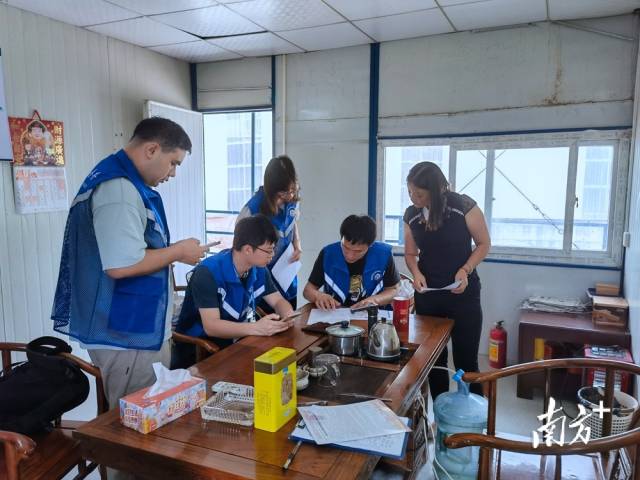 實(shí)地走訪、填報(bào)信息。