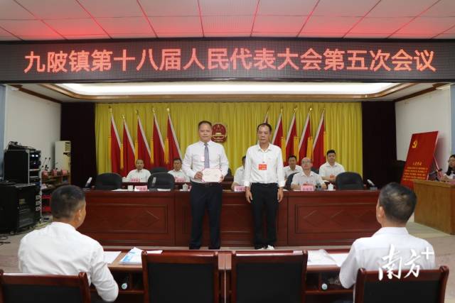 黃成志（右）向鄭劍鋒（左）頒發(fā)證書。