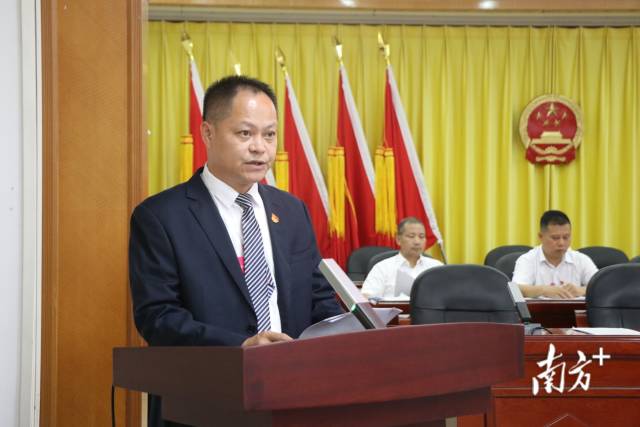 鄭劍鋒向大會(huì)作九陂鎮(zhèn)人民政府專項(xiàng)工作報(bào)告。