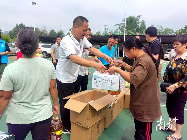 給特殊困難群眾送上生活物資。