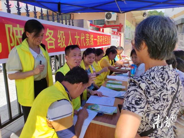 接待選民。