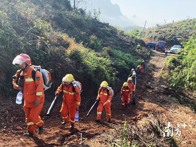 消防人員前往演練地點開展實操培訓。