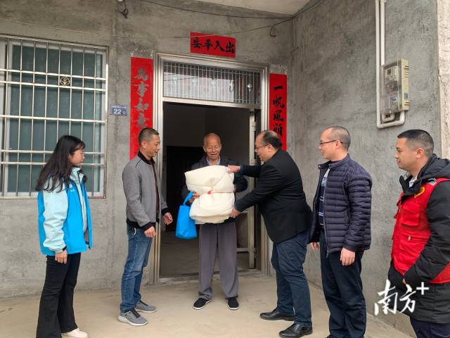 給困難群眾送御寒物資。 給困難群眾送御寒物資。