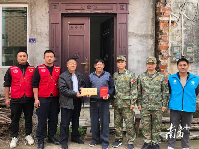 連州九陂鎮(zhèn)把現(xiàn)役軍人父母贍養(yǎng)政策送到新兵家中。