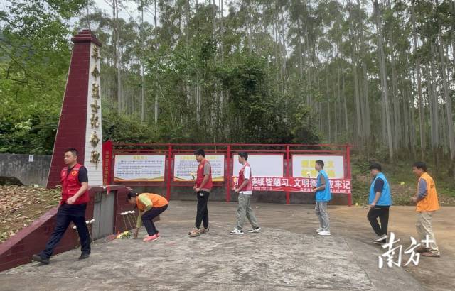 敬獻(xiàn)鮮花。