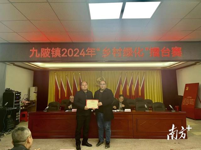 鐘世勇為一等獎獲得者頒獎。