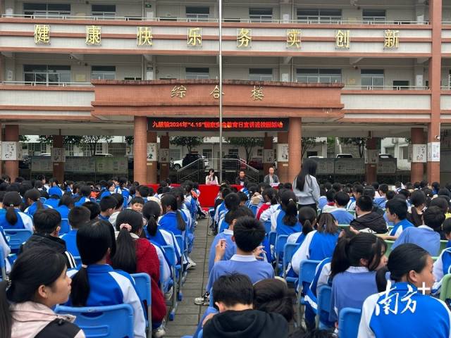 進(jìn)校園宣講。