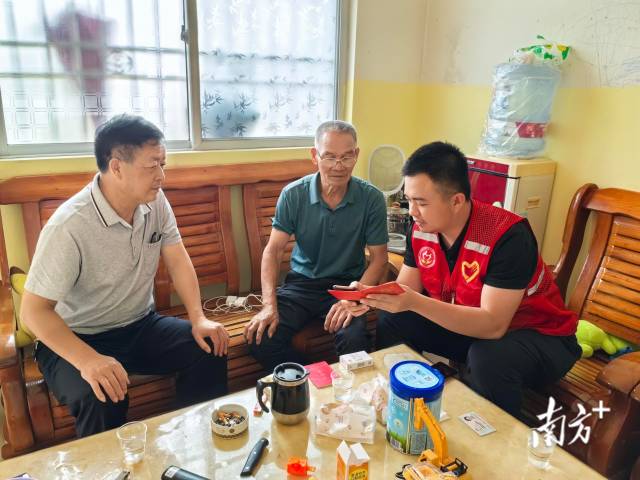 入戶推廣宣傳，并幫助退役軍人完成平臺注冊。