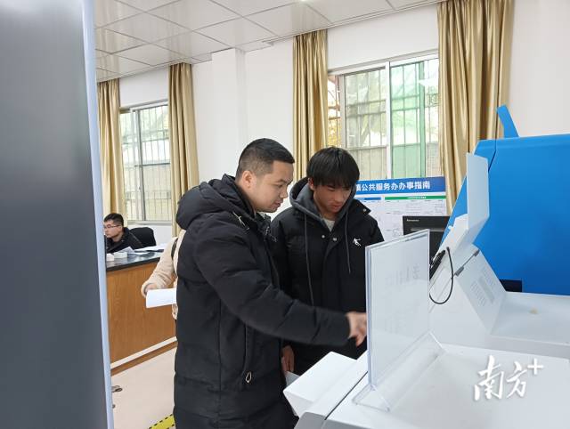 辦事群眾在粵智助進行兵役登記。