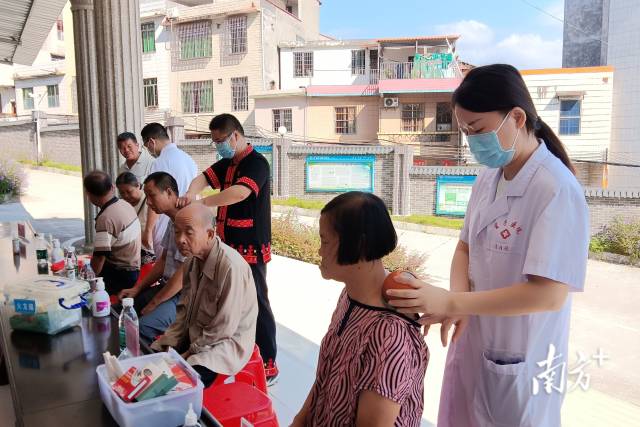 清遠(yuǎn)市基層中醫(yī)藥服務(wù)能力提升工程省市縣聯(lián)合基層義診(連州站)活動。