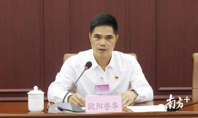 連州市委常委、市紀(jì)委書記、市監(jiān)委主任歐陽(yáng)譽(yù)華代表市紀(jì)委常委會(huì)作工作報(bào)告。段燦 攝